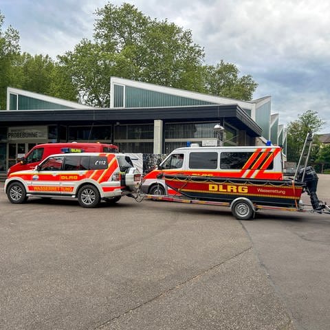 Feuerwehr und DLRG bei einem Rettungseinsatz im Karlsruher Zoo. 