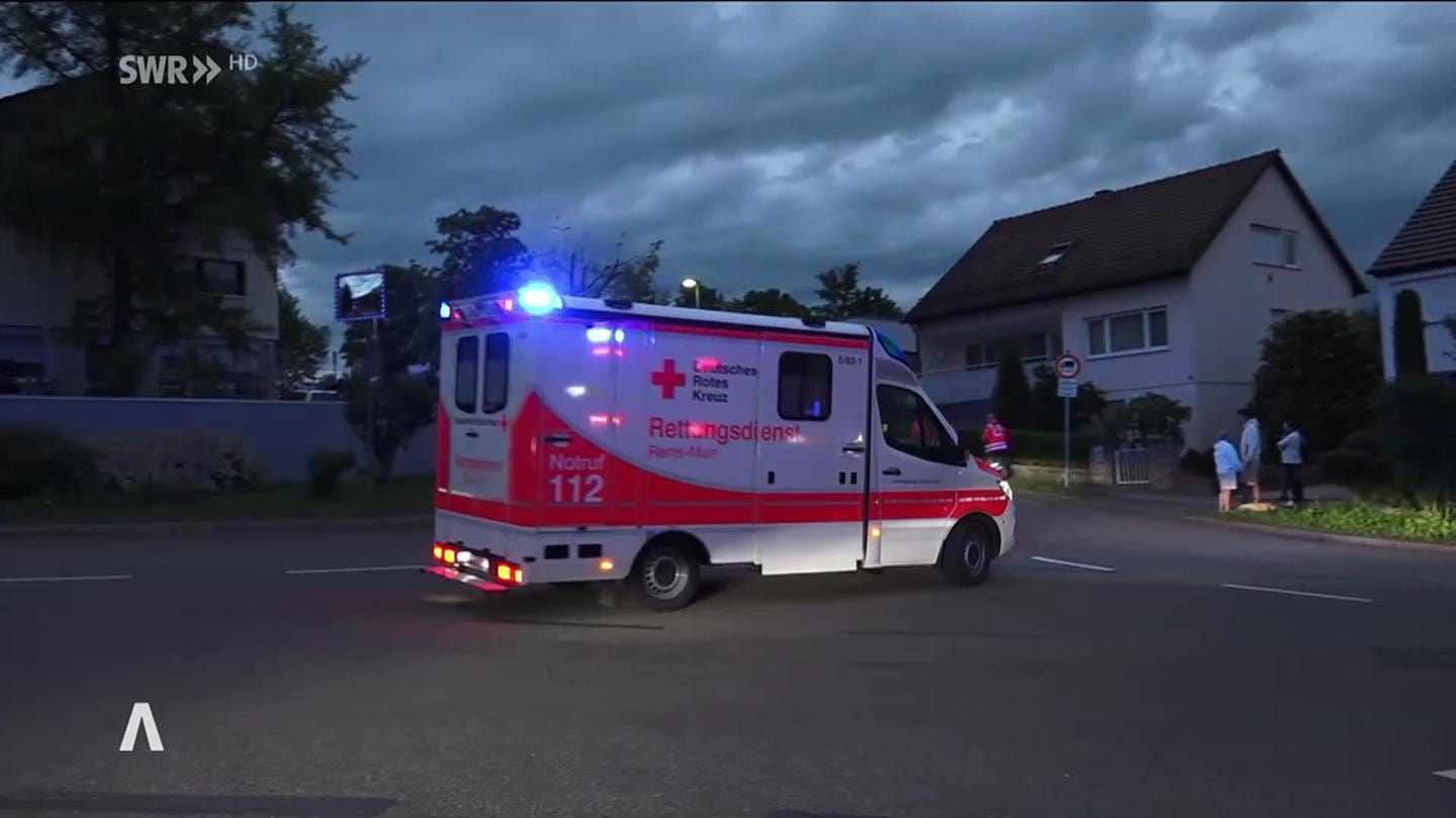 ein Krankenwagen fährt mit Blaulicht zum Unfallort (Foto: SWR)