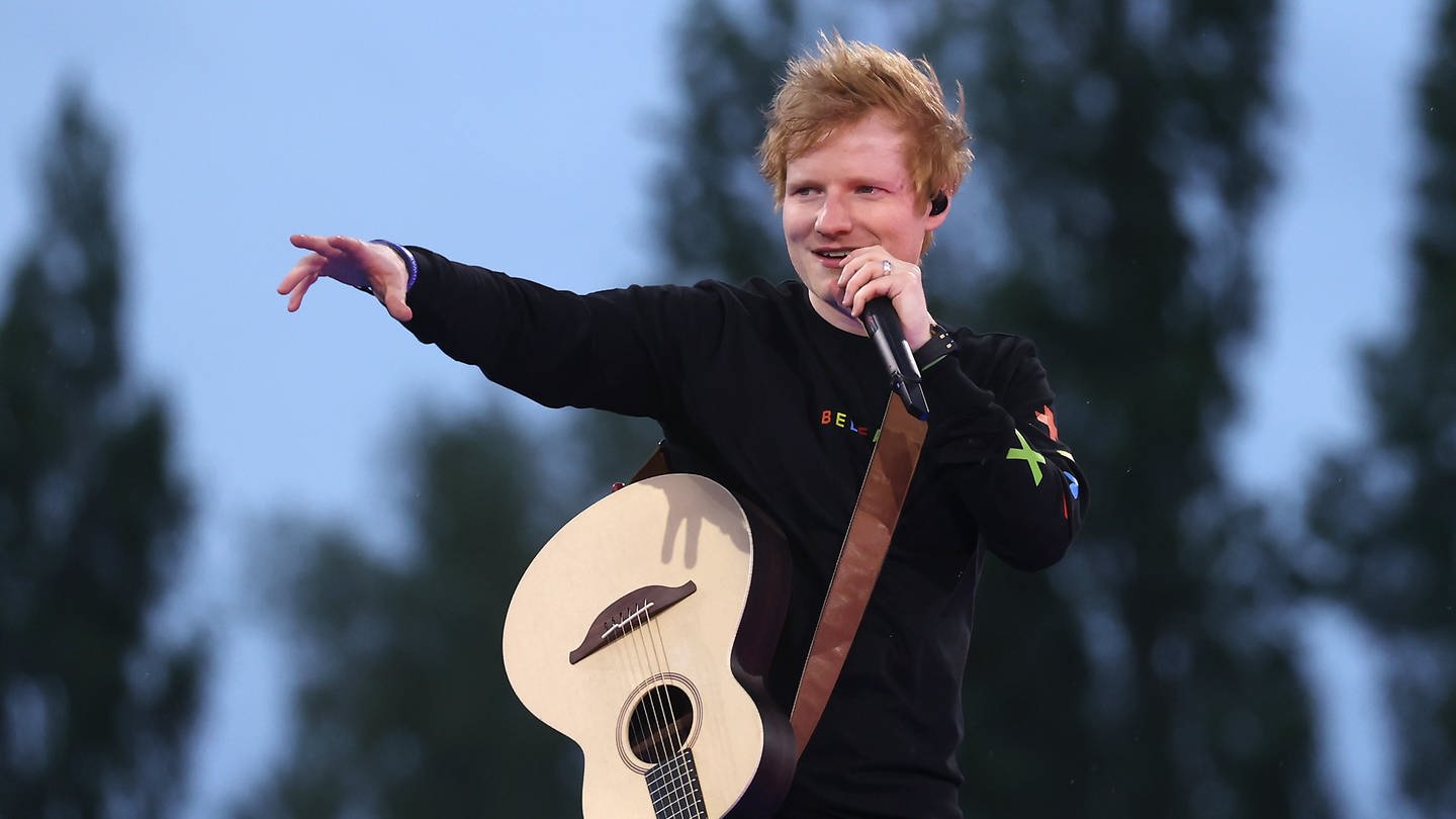 Musiker Ed Sheeran performt auf einer Bühne. Der Star wird beim Southside-Festival in Neuhausen ob Eck auftreten. Nach Baden-Württemberg kommen im Sommer einige Stars. (Foto: dpa Bildfunk, picture alliance/dpa/PA Wire | Liam Mcburney)