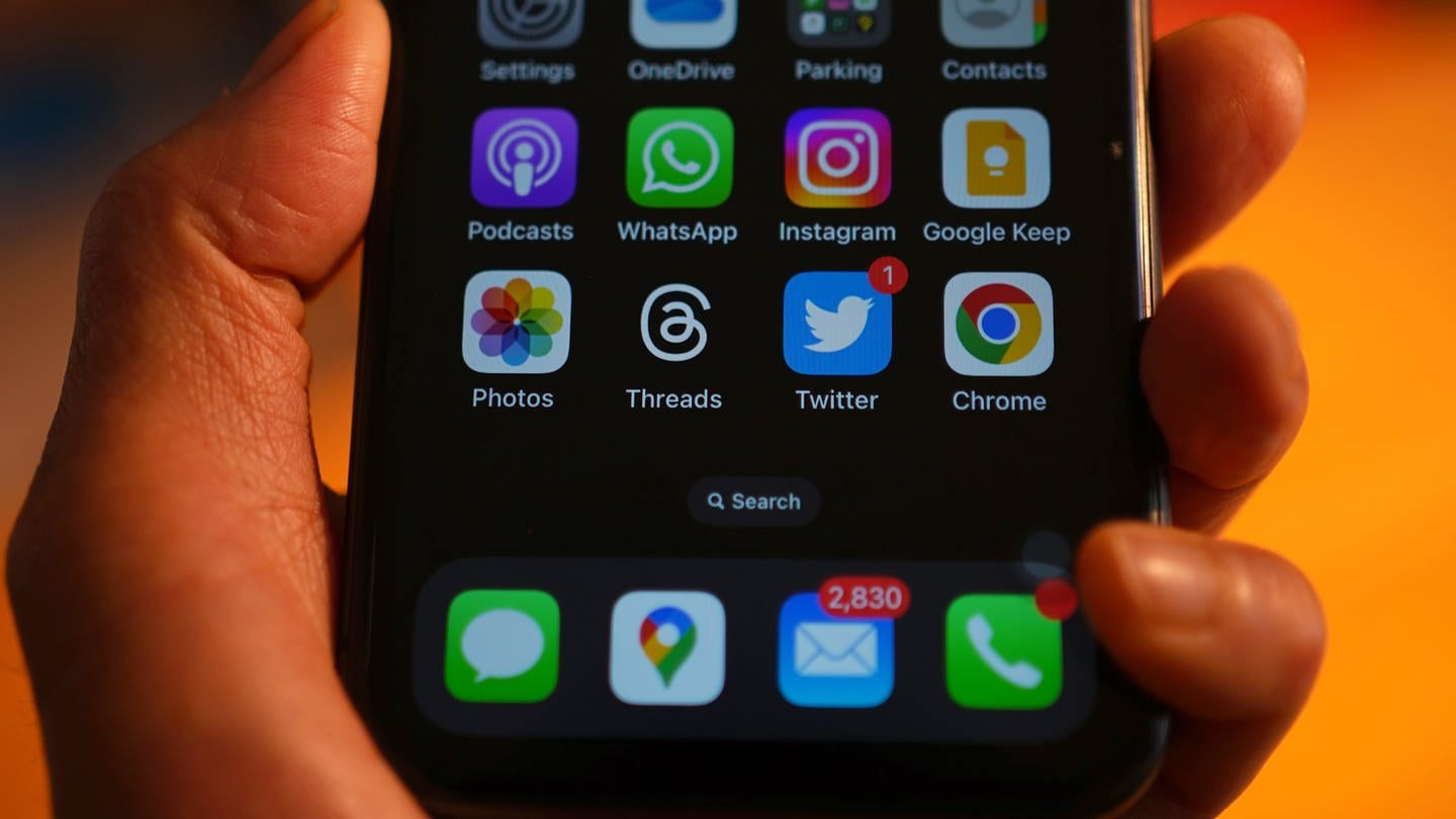 Ein Apple iPhone-Bildschirm zeigt die Threads-App und Instagram. (Foto: dpa Bildfunk, picture alliance/dpa/PA Wire | Yui Mok)