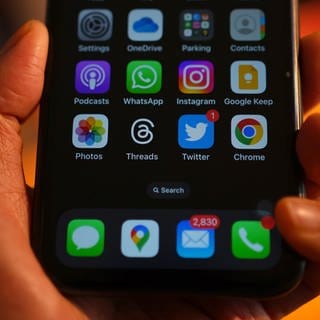 Ein Apple iPhone-Bildschirm zeigt die Threads-App und Instagram. 
