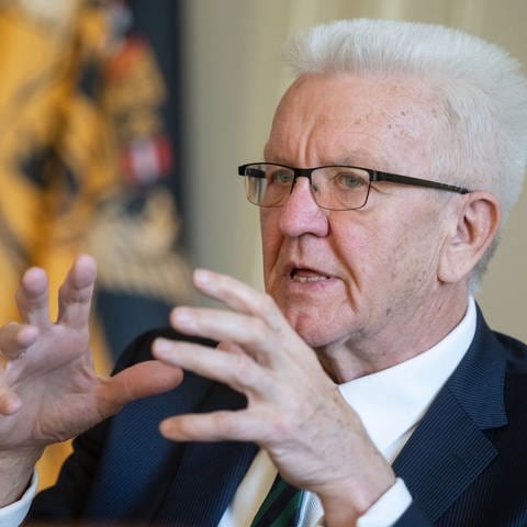 Ministerpräsident Winfried Kretschmann (Grüne) nimmt an einem Interview teil. Die Attacke auf einen SPD-Politiker in Dresden hat viele entsetzt. Auch in Baden-Württemberg werden Wahlkämpfer angegangen. Ministerpräsident Kretschmann sieht die Entwicklung besorgt.