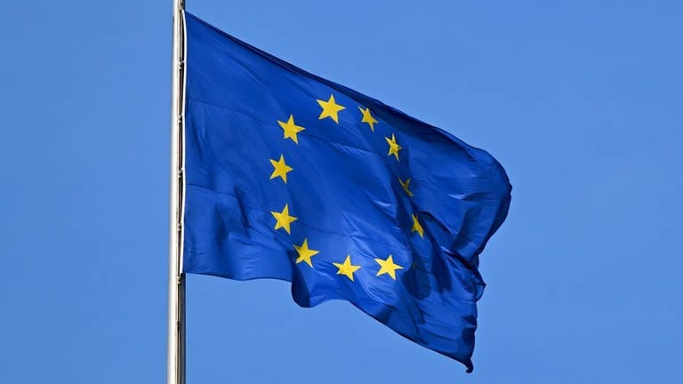 Die Flagge der EU auf dem Reichstag weht im Wind.