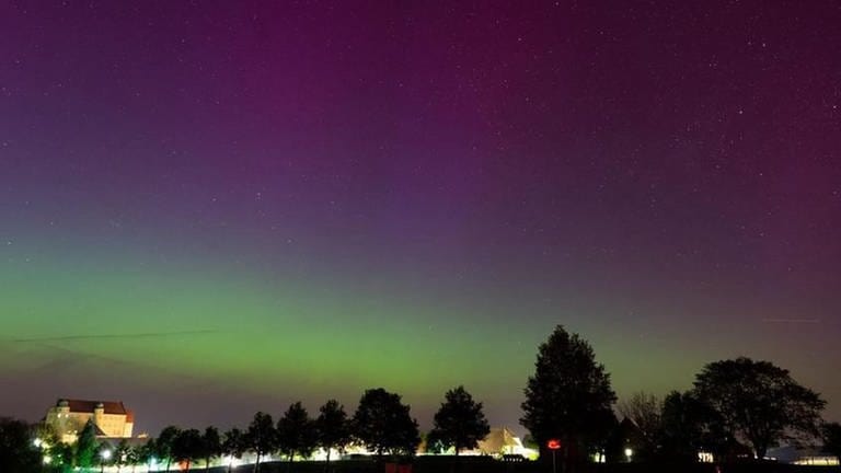 Grün bis violettes Polarlicht am Himmel, von Westhausen im Ostalbkreis aus gesehen