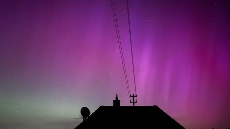 Violettes und pinkfarbenes Licht am Himmel über Wendlingen im Kreis Esslingen