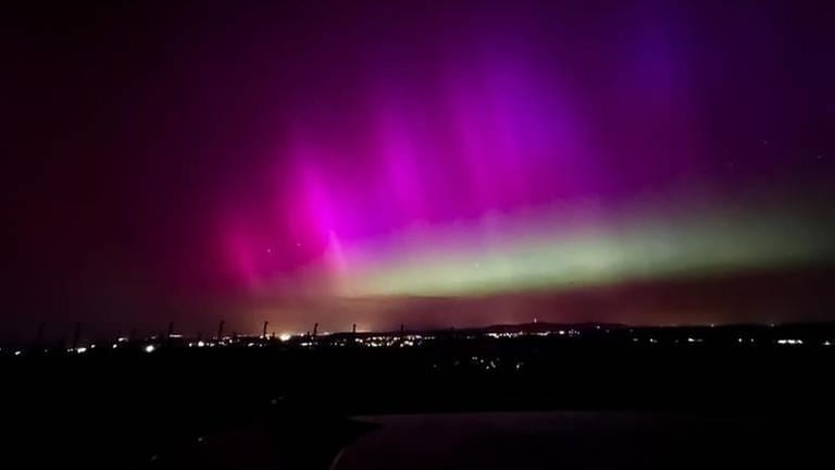 Polarlichter über dem Kaiserstuhl von Kirchhofen im Breisgau aus gesehen