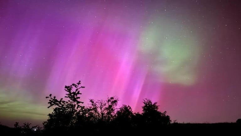 Polarlichter in lila und grün vom Hegau nahe Bodensee aus beobachtet