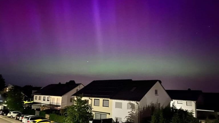 Violette und grüne Polarlichter über Neuenburg am Rhein