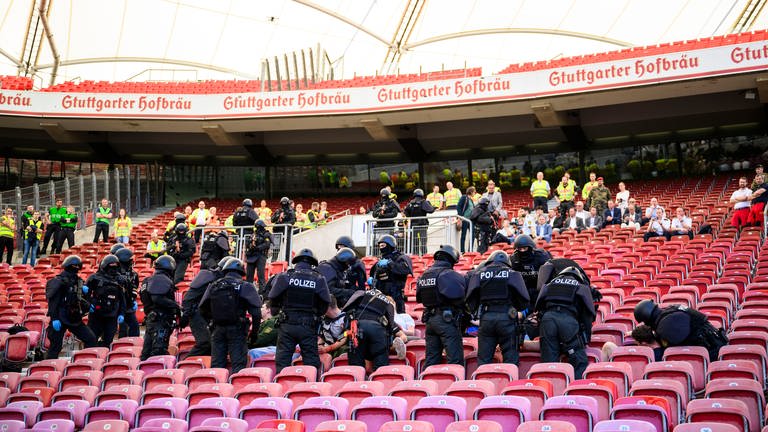 Die Polizei sichert bei einer praktische Übung einer Einsatzlage zur Fußball-Europameisterschaft einen Bereich mit verletzten Personen. Von den insgesamt 51 Spielbegegnungen finden fünf Partien in der Stuttgarter MHP Arena statt. Die Einsatzkräfte der Polizei, der Rettungsdienste und anderer Behörden und Organisationen mit Sicherheitsaufgaben bereiten sich mit der Übung intensiv auf die Veranstaltungen vor.