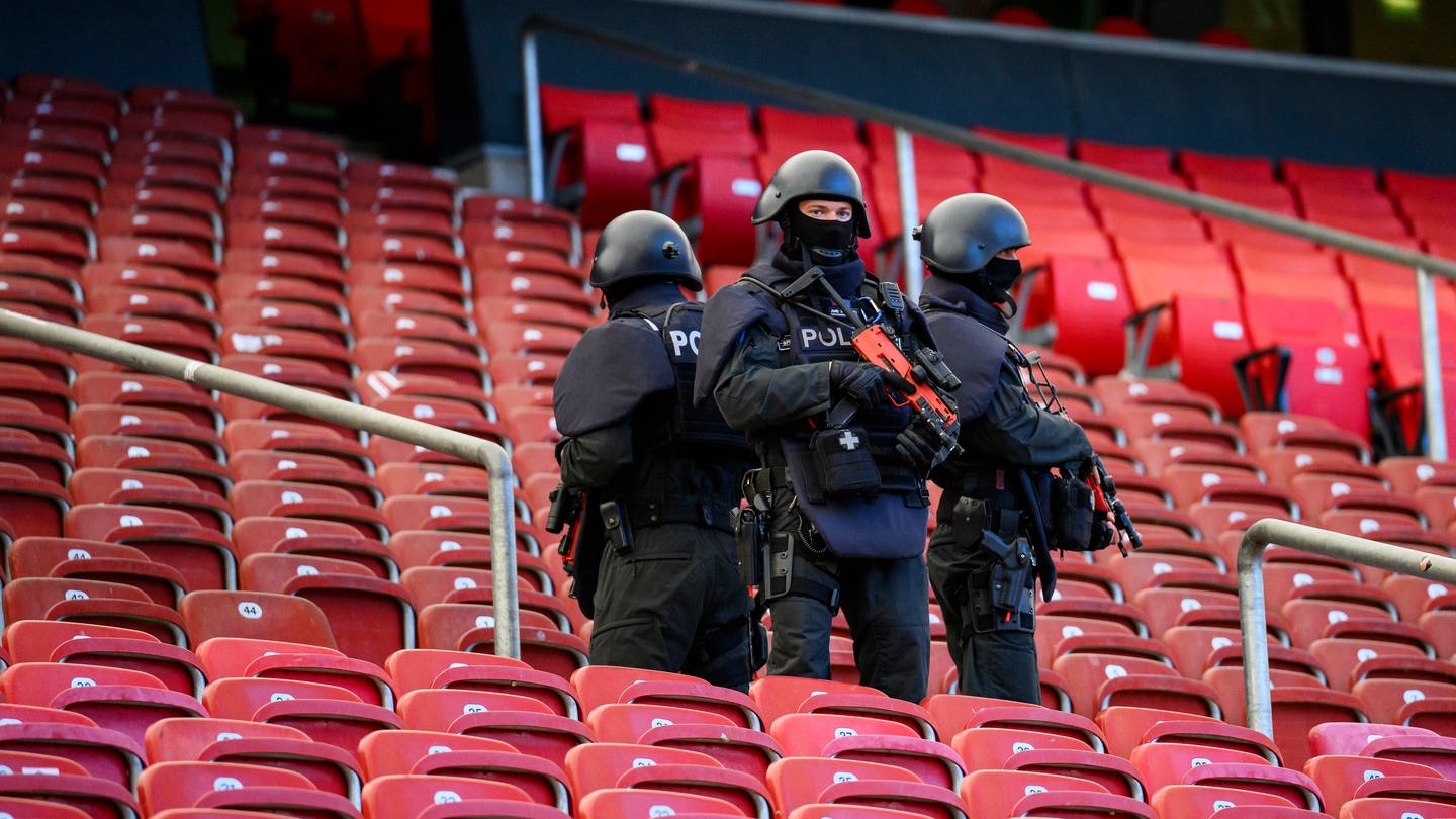 Polizisten stehen bei einer praktische Übung einer Einsatzlage zur Fußball-Europameisterschaft in der Stuttgarter MHP Arena. (Foto: dpa Bildfunk, picture alliance/dpa | Tom Weller)
