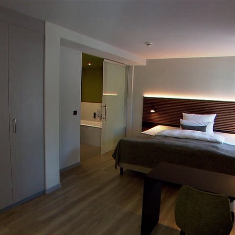 Schön eingerichtetes Hotelzimmer