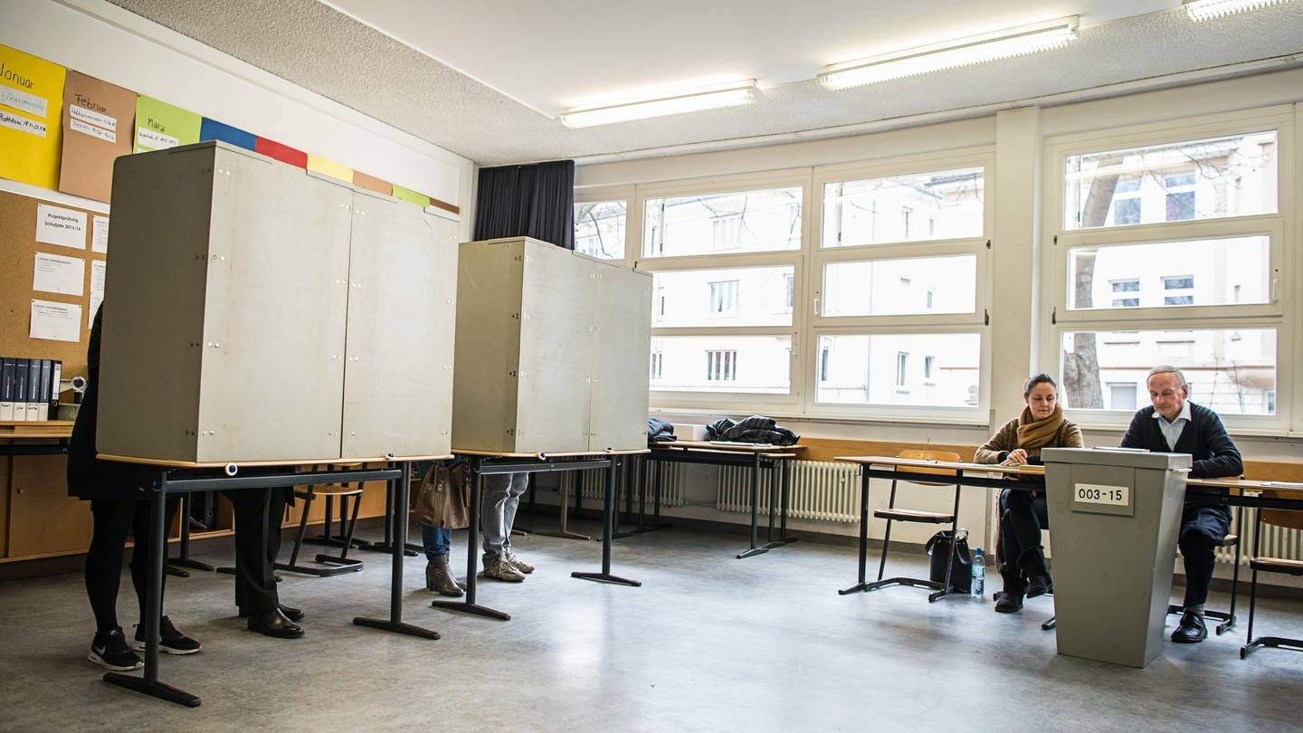 Ein Wahlhelfer und eine Wahlhelferin in einem Wahllokal. (Foto: dpa Bildfunk, picture alliance/dpa | Wolfram Kastl)