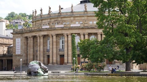 Im Eckensee vor der Oper in Stuttgart befindet sich das Mahnmal für den fortschreitenden Klimawandel - Teile des Operndachs, die ein Sturm im Sommer 2021 heruntergerissen hatte.