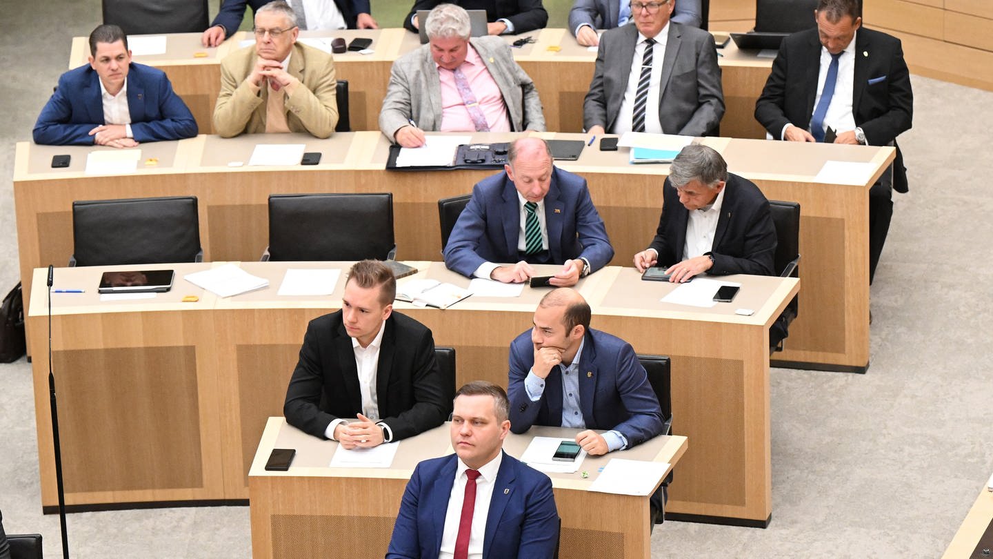 Anton Baron, (AfD), Fraktionsvorsitzender der AfD im Landtag von Baden-Württemberg, sitzt bei einer Landtagssitzung am 8. Mai 2024 vor seiner AfD Fraktion. Beim BW-Trend von infratest dimap im Auftrag von SWR und 