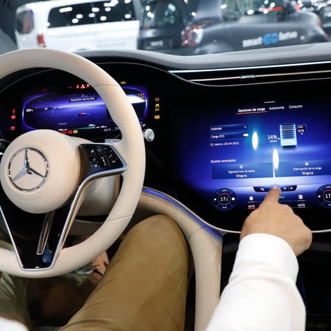 Lenkrad und Display eines Mercedes EQ 