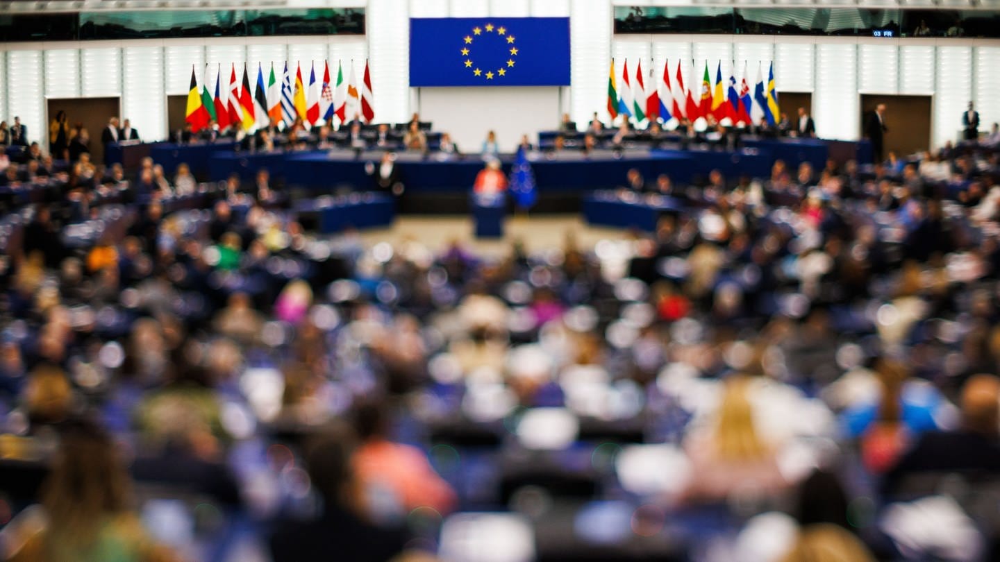 Ursula von der Leyen (CDU, Fraktion EVP), Präsidentin der Europäischen Kommission, steht im Gebäude des Europäischen Parlaments und spricht. (Foto: dpa Bildfunk, picture alliance/dpa | Philipp von Ditfurth)