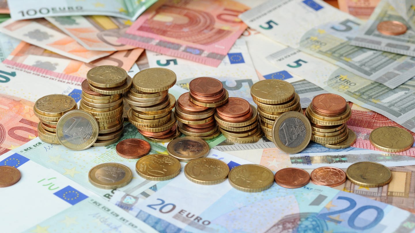 Cent-Münzen und Euro-Geldscheine ausgebreitet. Nach der jüngsten Steuerschätzung gibt es eine Finanzlücke in BW. (Foto: dpa Bildfunk, picture alliance/dpa | Tobias Hase)