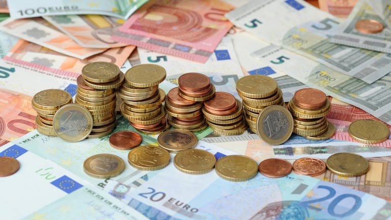Cent-Münzen und Euro-Geldscheine ausgebreitet. Nach der jüngsten Steuerschätzung gibt es eine Finanzlücke in BW.