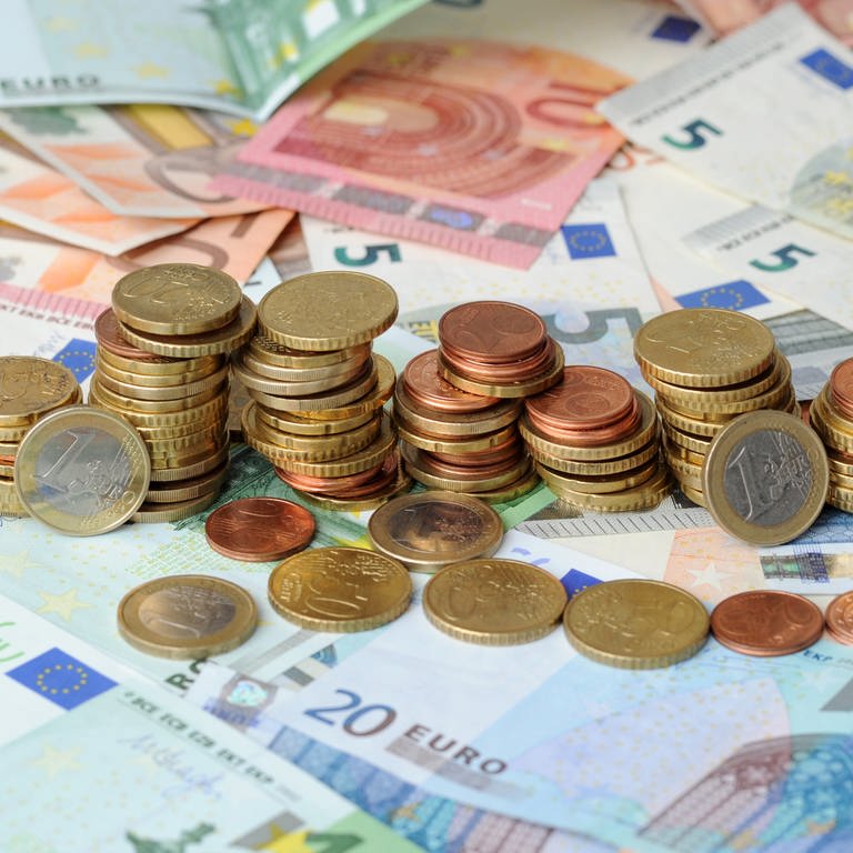 Cent-Münzen und Euro-Geldscheine ausgebreitet. Nach der jüngsten Steuerschätzung gibt es eine Finanzlücke in BW.
