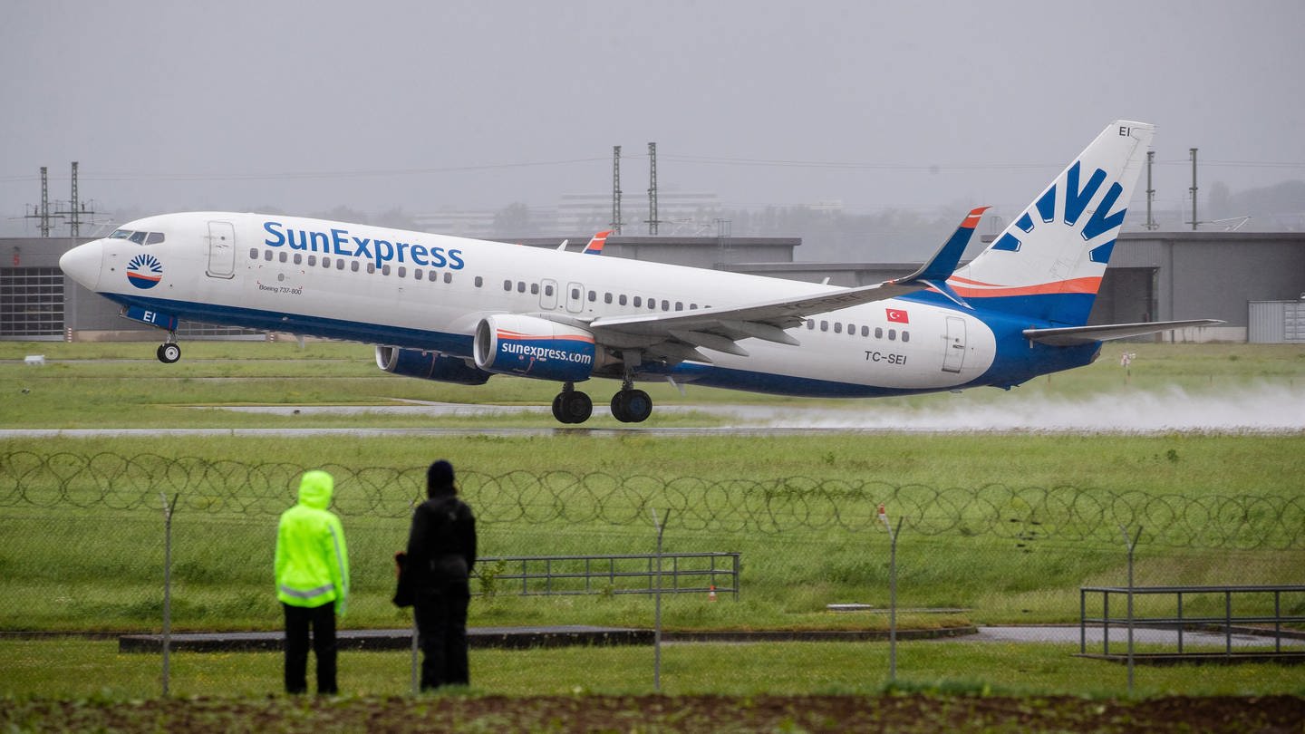 Ein Flugzeug vom Typ Boeing 737-800 der türkischen Fluggesellschaft SunExpress startet bei Regen vom Stuttgarter Flughafen. (Foto: dpa Bildfunk, picture alliance/dpa | Christoph Schmidt)