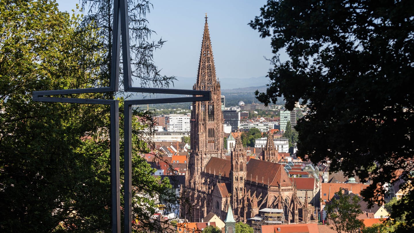 Ein stilisiertes Kreuz steht auf dem Freiburger Schlossberg während im Hintergrund das Münster zu sehen ist. (Foto: picture-alliance / Reportdienste, picture alliance/dpa | Philipp von Ditfurth)