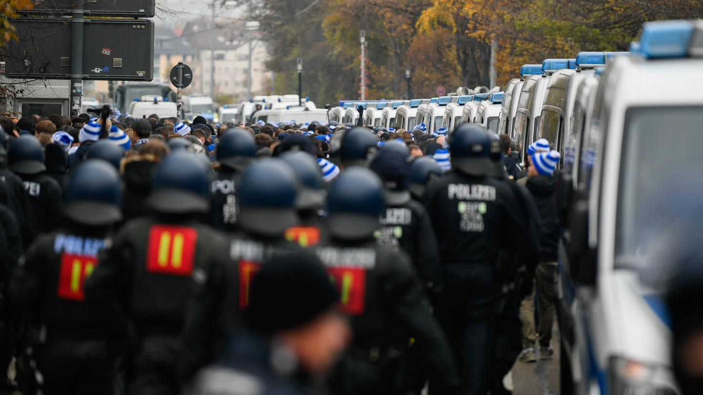 Polizisten und Polizistinnen vor dem Stuttgarter Stadion. picture alliance/dpa | Tom Weller (Foto: dpa Bildfunk, picture alliance/dpa | Tom Weller)