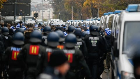 Polizisten und Polizistinnen vor dem Stuttgarter Stadion. picture alliancedpa | Tom Weller