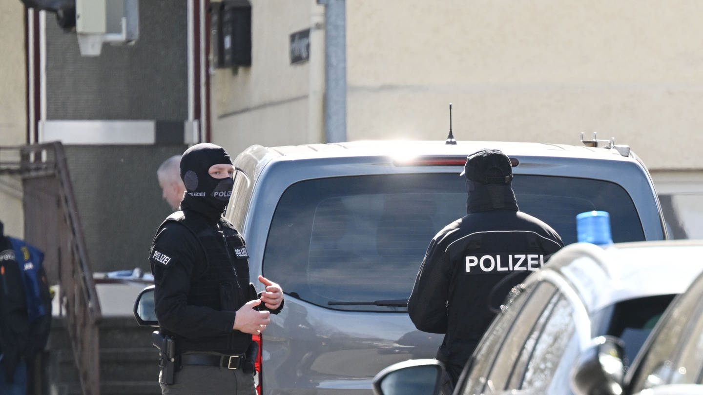 Zwei SEK-Einsatzkräfte stehen an Autos in Reutlingen. (Foto: dpa Bildfunk, picture alliance/dpa | Marijan Murat)