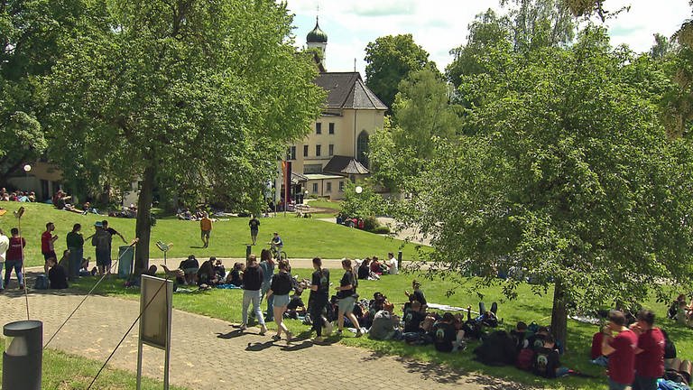 Jugendliche im Park vor dem Kloster Untermarchtal. Dorthin sind 300 Kinder und Jugendliche aus ganz Baden-Württemberg gepilgert. 