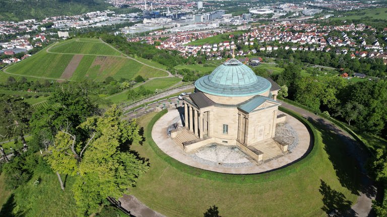Die Grabkapelle auf dem Württemberg in der baden-württembergischen Landeshauptstadt Stuttgart bei sonnigem und leicht bewölktem Himmel.
