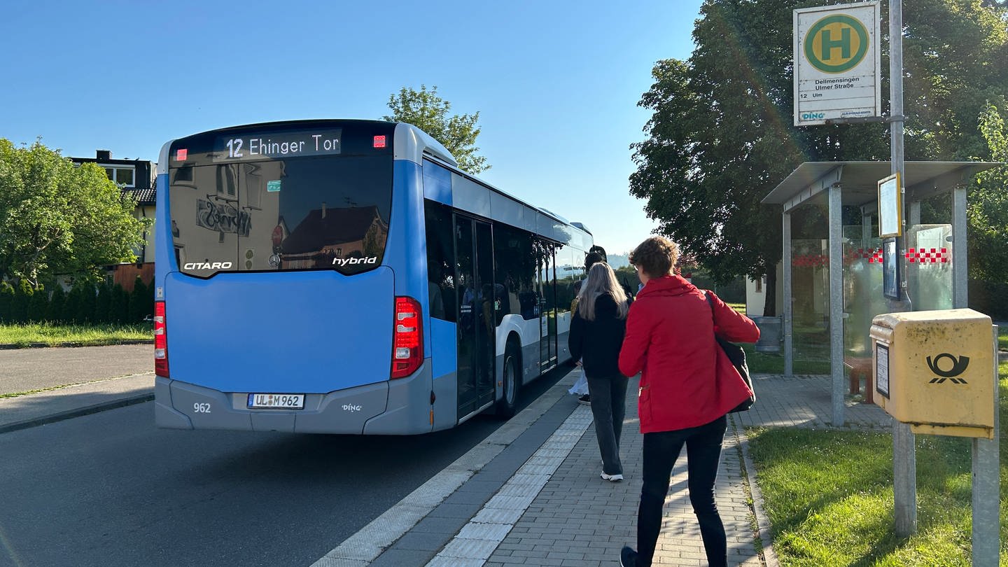 Mehrere Fahrgäste steigen in Dellmensingen in den Bus der Linie 12 (Foto: SWR)