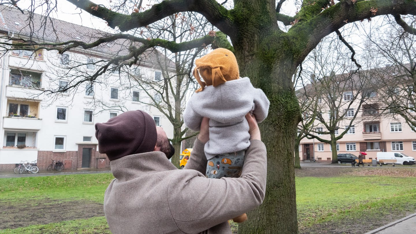 Ein Vater zeigt seinem Kind einen Baum. (Foto: dpa Bildfunk, picture alliance/dpa | Marco Rauch)