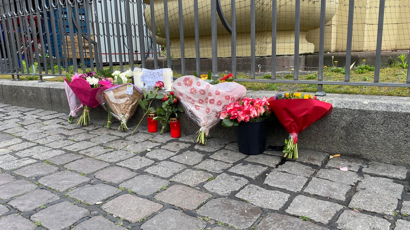 Am Tag nach dem Messerangriff auf dem Mannheimer Markplatz haben Passanten Blumen niedergelegt. (Foto: SWR)