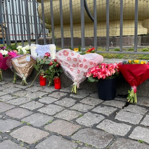 Am Tag nach dem Messerangriff auf dem Mannheimer Markplatz haben Passanten Blumen niedergelegt.