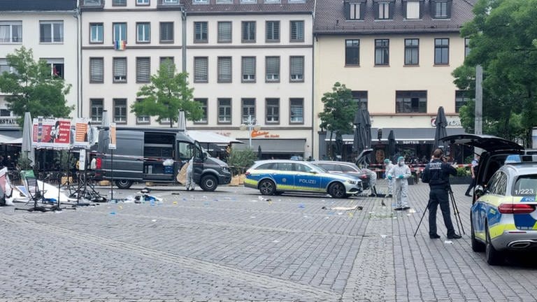 Mitarbeiter der Spurensicherung und Polizei sind nach einer Messerattacke auf dem Mannheimer Marktplatz im Einsatz (Foto: dpa Bildfunk, picture alliance/dpa | Rene Priebe)
