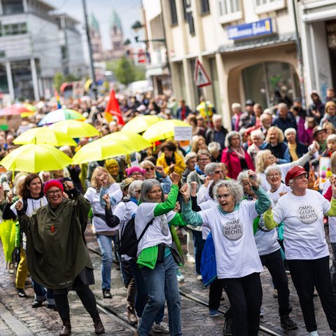 Die Teilnehmer einer Demonstration gegen Rechtsextremismus gehen durch die Innenstadt von Freiburg, angeführt werden sie von einer Gruppe tanzender Frauen, die T-Shirts mit der Aufschrift "Omas gegen rechts" tragen. Rund acht- bis zehntausend Teilnehmer nahmen an der Demonstration teil, die auch im Hinblick auf die Europa- und Kommunalwahlen ein Zeichen gegen Rechtsextremismus setzen soll.