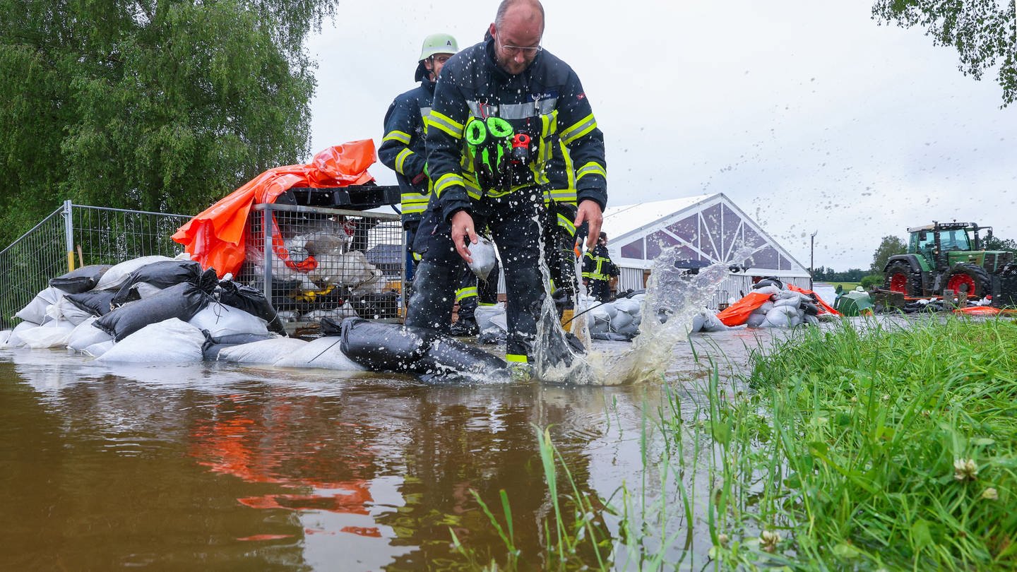 Hunderte Einsatzkräfte sind bei der Hochwasserlage in Baden-Württemberg im Einsatz (Foto: dpa Bildfunk, Picture Alliance)