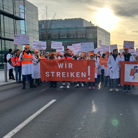 Ärztinnen und Ärzte des Uniklinikums Tübingen demonstrieren mit einem Warnstreik für mehr Geld.