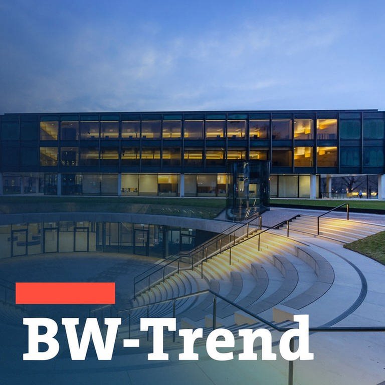 Landtag von Baden-Württemberg in Stuttgart mit Schriftzug BW-Trend, der landespolitischen Umfrage des SWR (Foto: IMAGO, IMAGO / Arnulf Hettrich)
