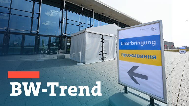 Ein Hinweisschild zeigt den Weg für Flüchtlinge aus der Ukraine in eine Messehalle an der Messe Stuttgart. Teaserbild mit Schriftzug "BW Trend" als Symbolbild für die landespolitische Umfrage.  (Foto: dpa Bildfunk, picture alliance/dpa | Bernd Weißbrod)