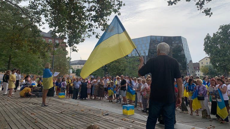 Eine Kundgebung man sieht eine Flagge der Ukraine. (Foto: SWR, Klara Gaßner)