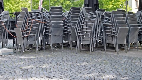 Symbolbild BW-Trend, Corona-Krise: Umfrage Öffnung Restaurants und Hotels, Stapel abgeschlossener Stühle (Foto: IMAGO, Imago)