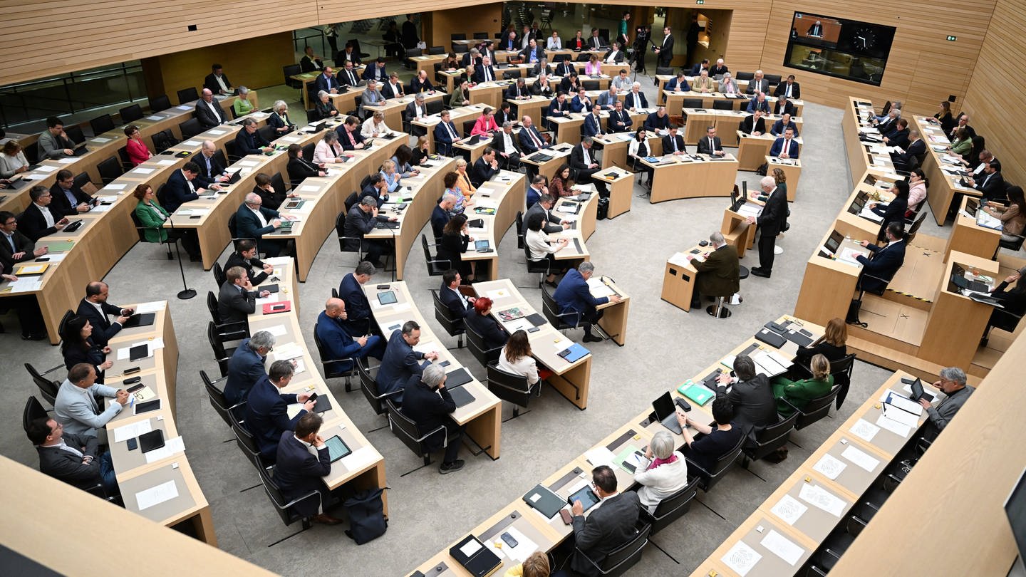 Abgeordnete bei einer Landtagssitzung im Plenarsaal des Landtags von Baden-Württemberg. (Foto: dpa Bildfunk, picture alliance/dpa | Bernd Weißbrod)