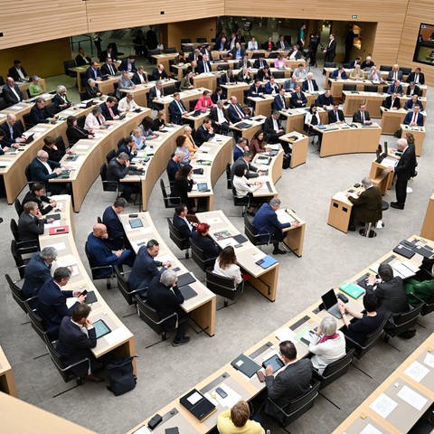 Abgeordnete bei einer Landtagssitzung im Plenarsaal des Landtags von Baden-Württemberg.