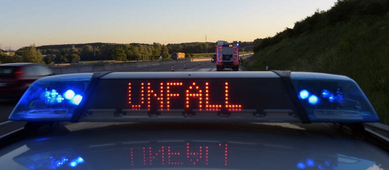 Ein Polizeiauto mit Unfall-Zeichen auf einer Autobahn (Foto: dpa Bildfunk, picture alliance/Stefan Puchner/dpa (Archiv))
