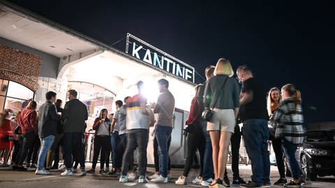 Gäste des Clubs "Kantine" in Ravensburg  (Foto: dpa Bildfunk, picture alliance/dpa/Felix Kästle)