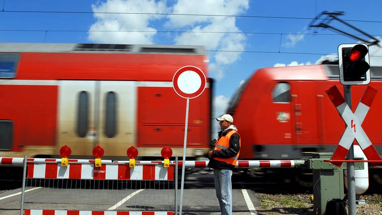 Ein gesperrter Bahnübergang mit geschlossener Bahnschranke (Foto: dpa Bildfunk, picture-alliance/Andreas Endermann (Symbolbild))
