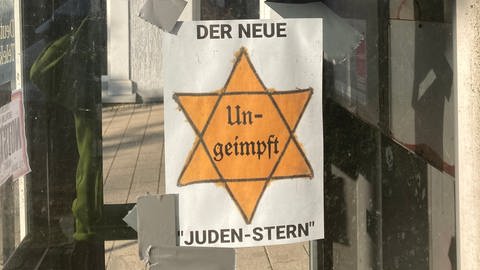 Plakat mit einem Judenstern und dem Text "Ungeimpft - Der neue Judenstern" in Laupheim (Foto: Pressestelle, Stadt Laupheim)