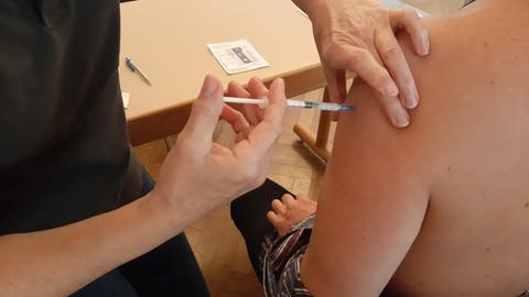 Eine Impfspritze wird in einen Arm gestochen (Foto: SWR, Anne-Katrin Kienzle)