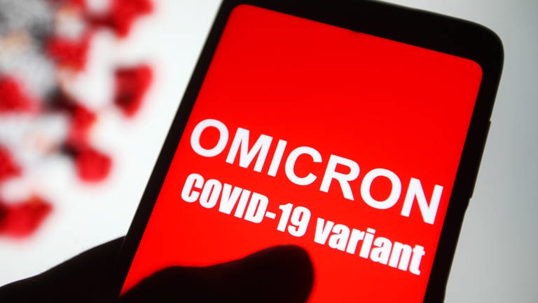 Handy-Bildschirm auf dem das Wort "Omicron Covid-19 Variant" angezeigt wird (Foto: dpa Bildfunk, picture alliance/dpa/SOPA Images via ZUMA Press Wire | Pavlo Gonchar (Symbolbild))